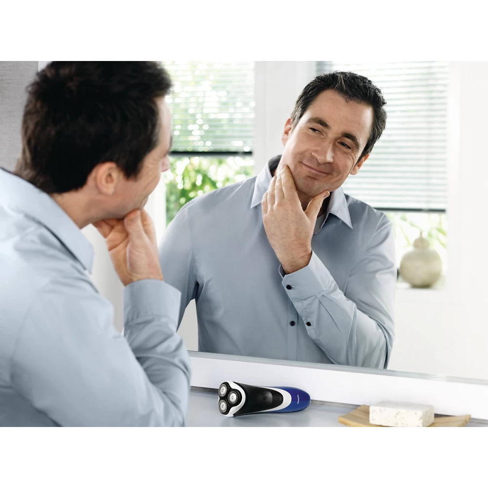 Norelco dry electric razor (PT725/41)
