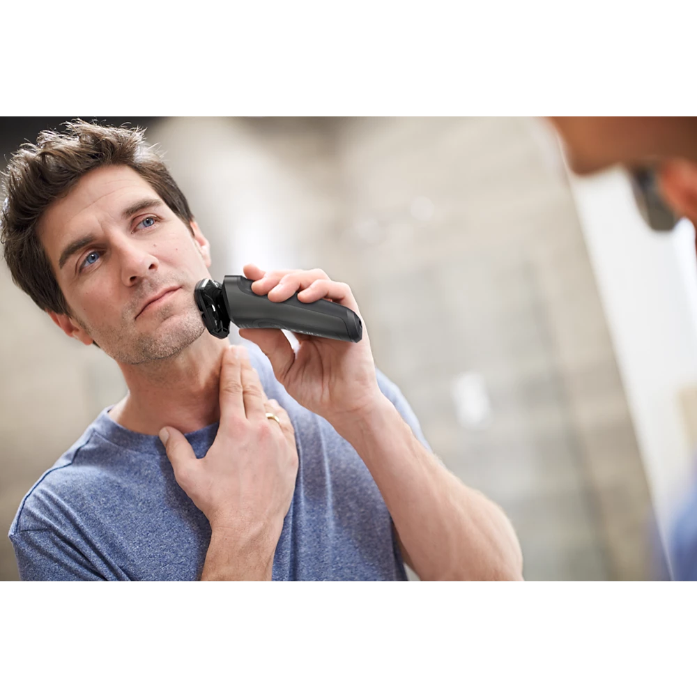 Norelco Series 6000 Refurbished Wet &amp; dry electric shaver (S6600/90R1)