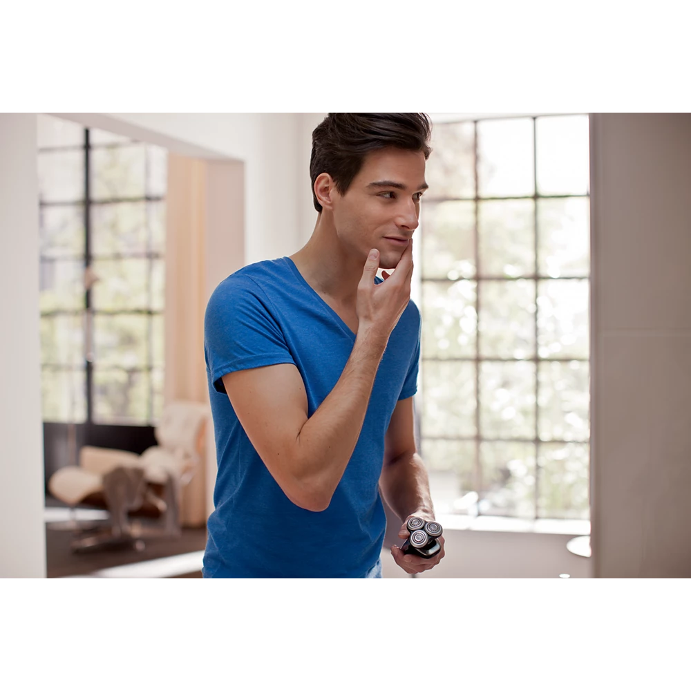 Shaver series 8000 Wet and dry electric shaver (S8950/90)